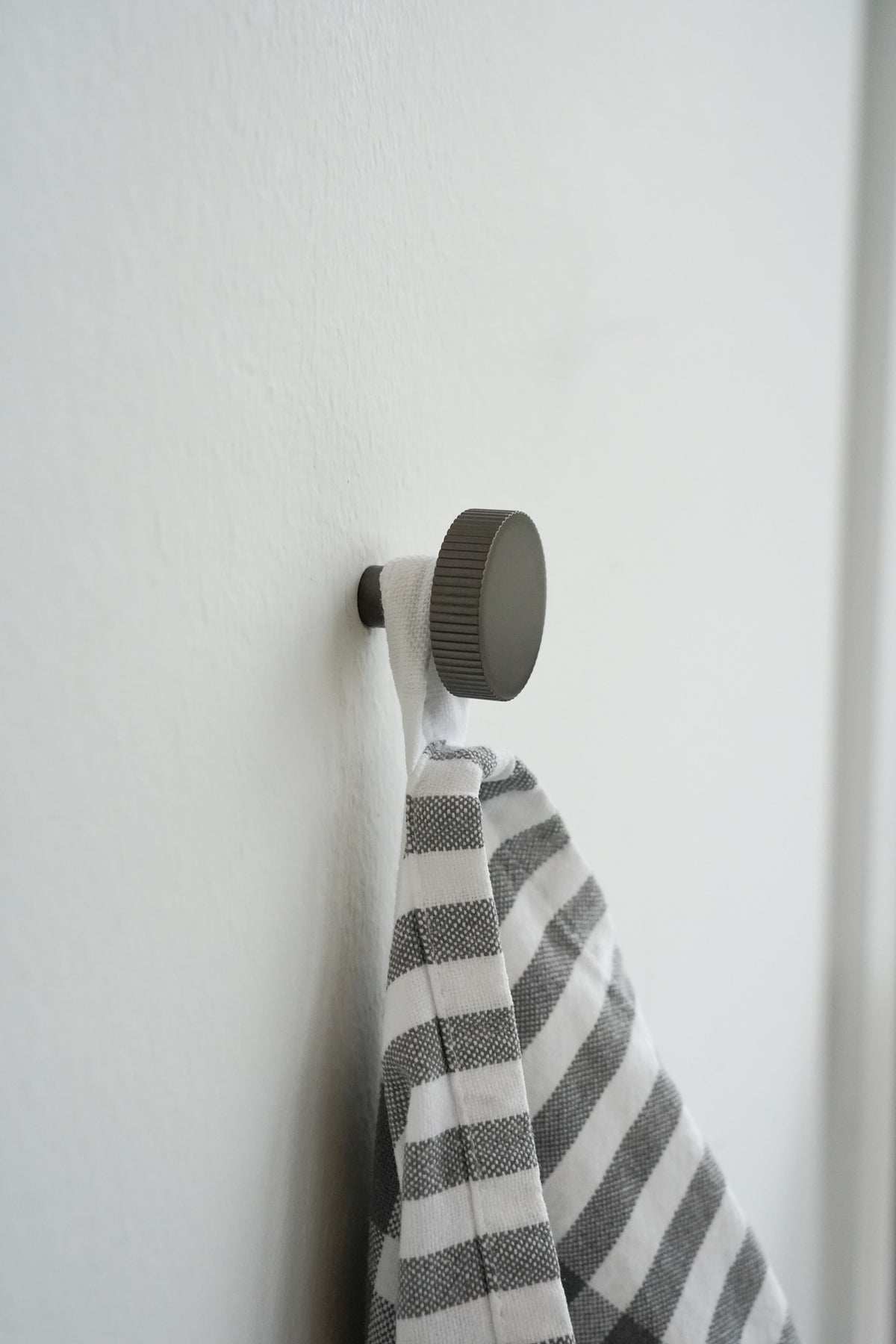 Møbelknop med linjeret design i bronze / bruneret messing - Langelinie • Chr. Jørgensen - Copenhagenhomedesign