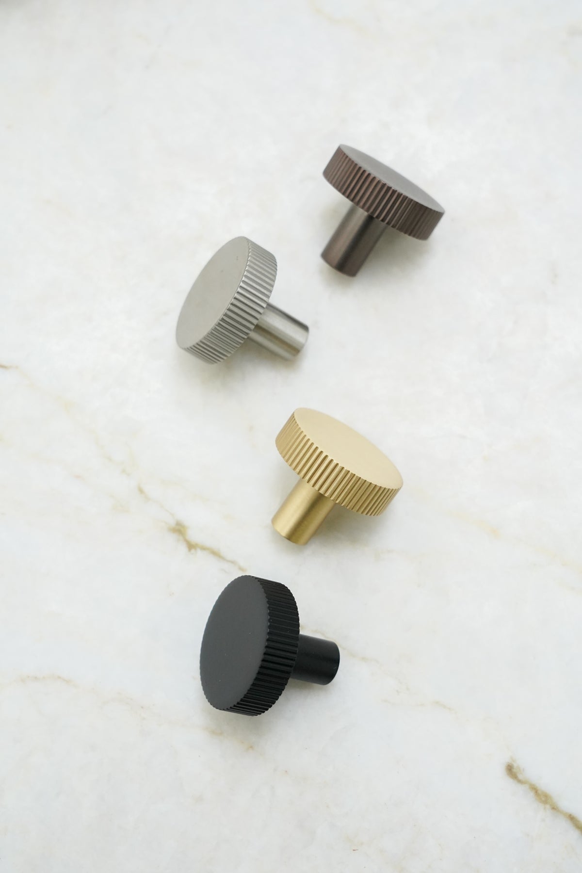 Møbelknop med linjeret design i bronze / bruneret messing - Langelinie • Chr. Jørgensen - Copenhagenhomedesign