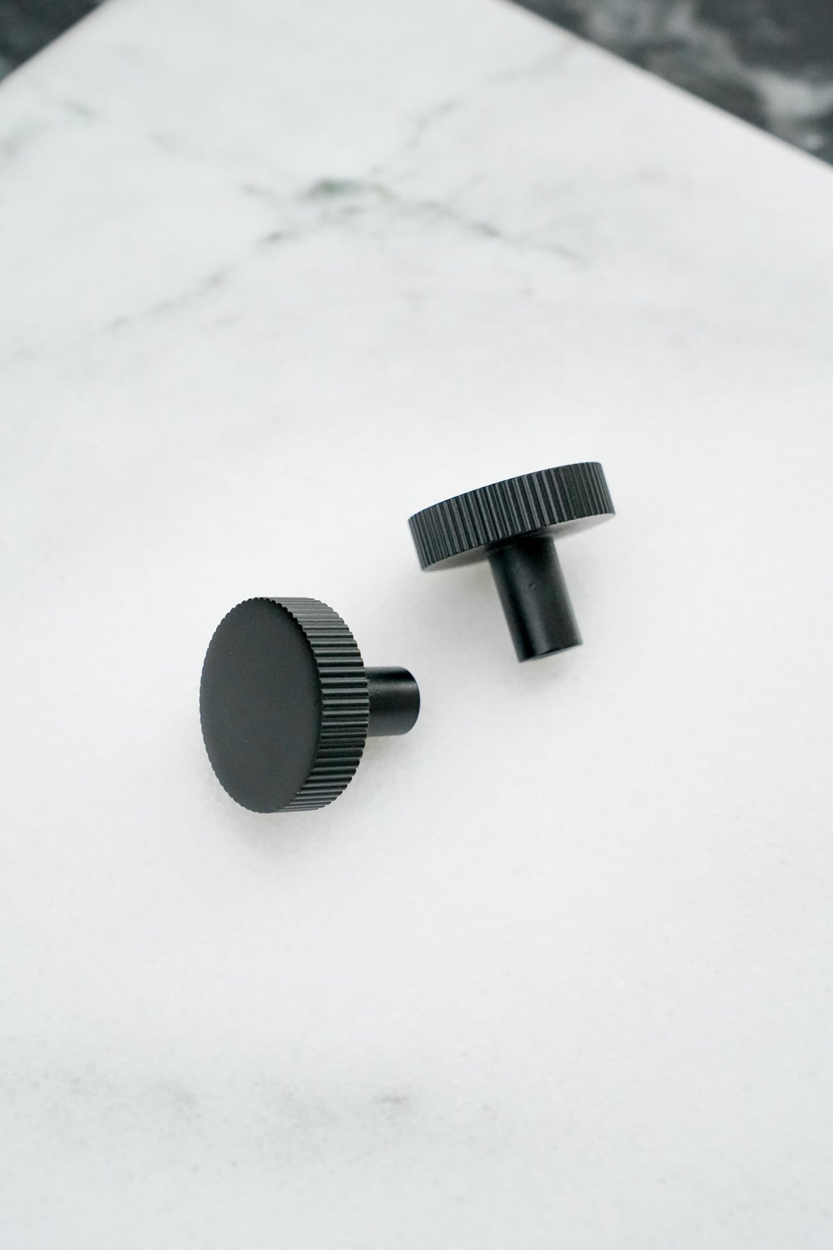 Møbelknop med linjeret design i sort - Langelinie • Chr. Jørgensen - Copenhagenhomedesign