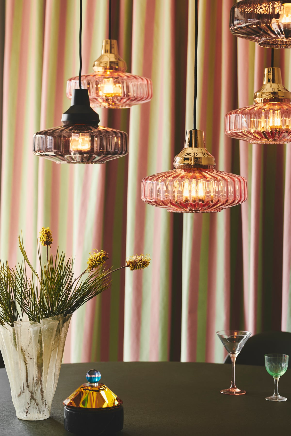 Pendel loftlampe fra Design by Us i bølget smoked glas med sort fatning og ledning.
