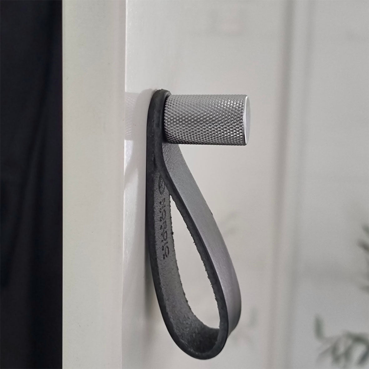 To knager i krom med diamond cut mønster og en sort læderstrop.