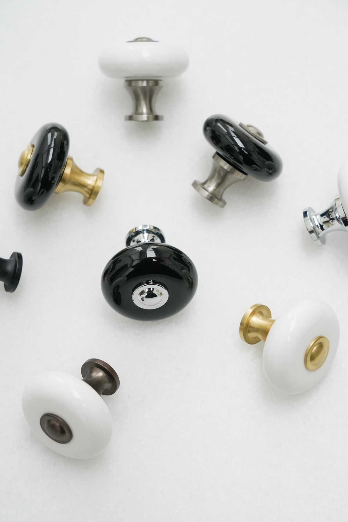 Klassisk porcelænsknop i hvid porcelæn med fod i bronze / bruneret messing - Skagen • Chr. Jørgensen - Copenhagenhomedesign