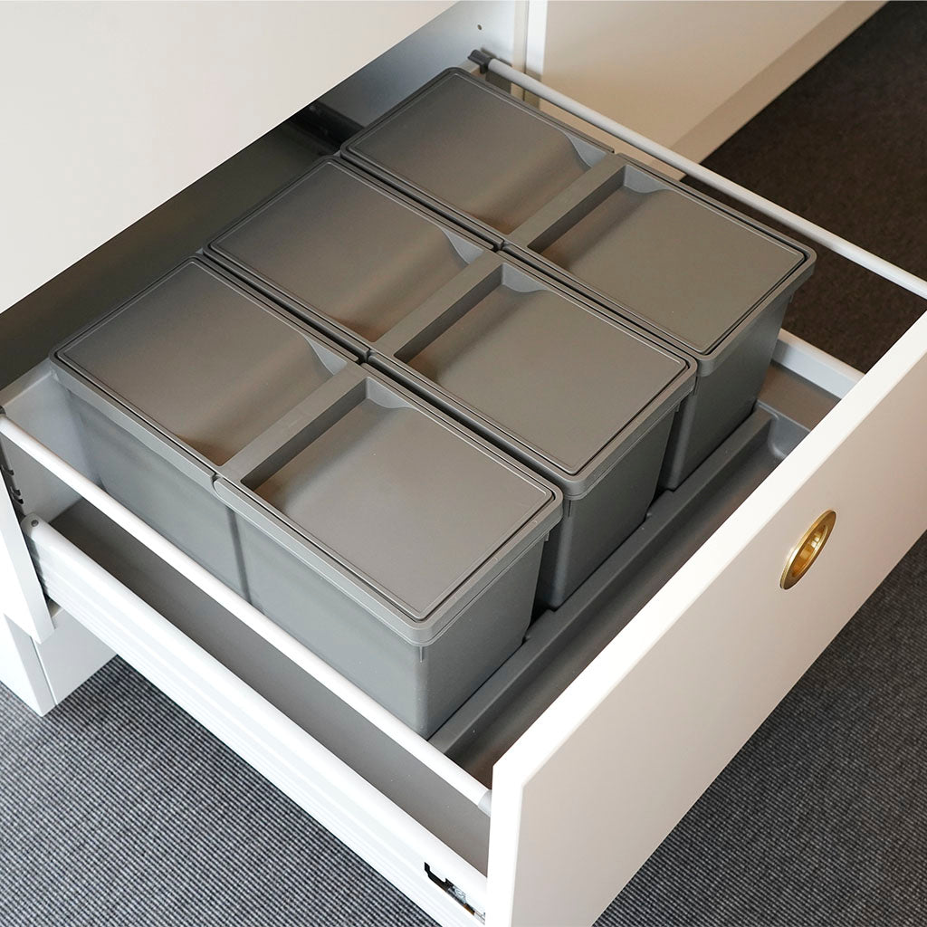 Affaldssystem til køkkenskuffe med 3x9 liter spande i mørkegrå • Bornholm 3-27 - Copenhagenhomedesign